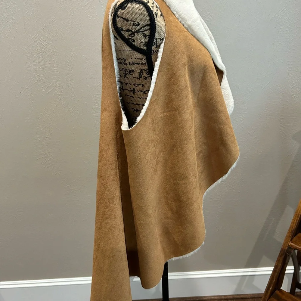 Faux suede fur vest Size M/L impeccable pig. Like new longer vest very cute - Picture 3 of 5